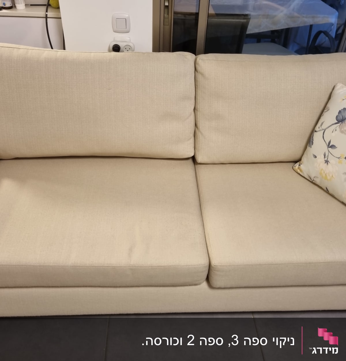 ספה בהירה עם כרית פרחונית